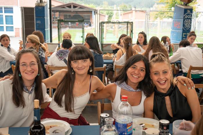 Ehunka lagun bildu dituzte j 103 1757018618097