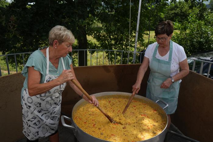Zuhatzako jaietan paella iza 2 1753009659322