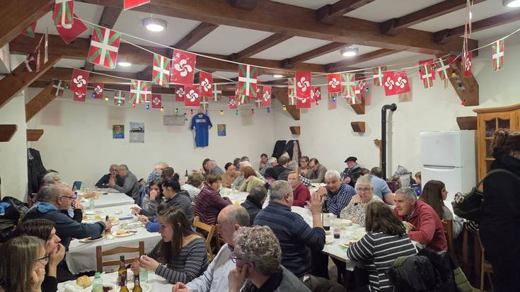 Aitzakia bikaina izan dira Olabezarreko jaiak herritarrak biltzeko