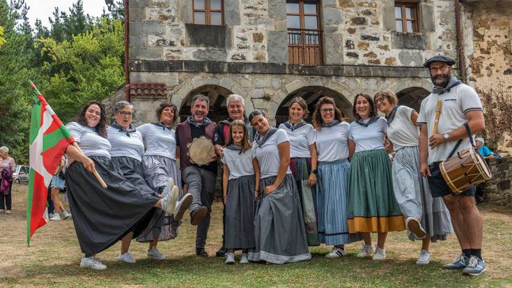 Dantza eta jolas artean ospatu dute "La Blanca" Llantenoko bizilagunek