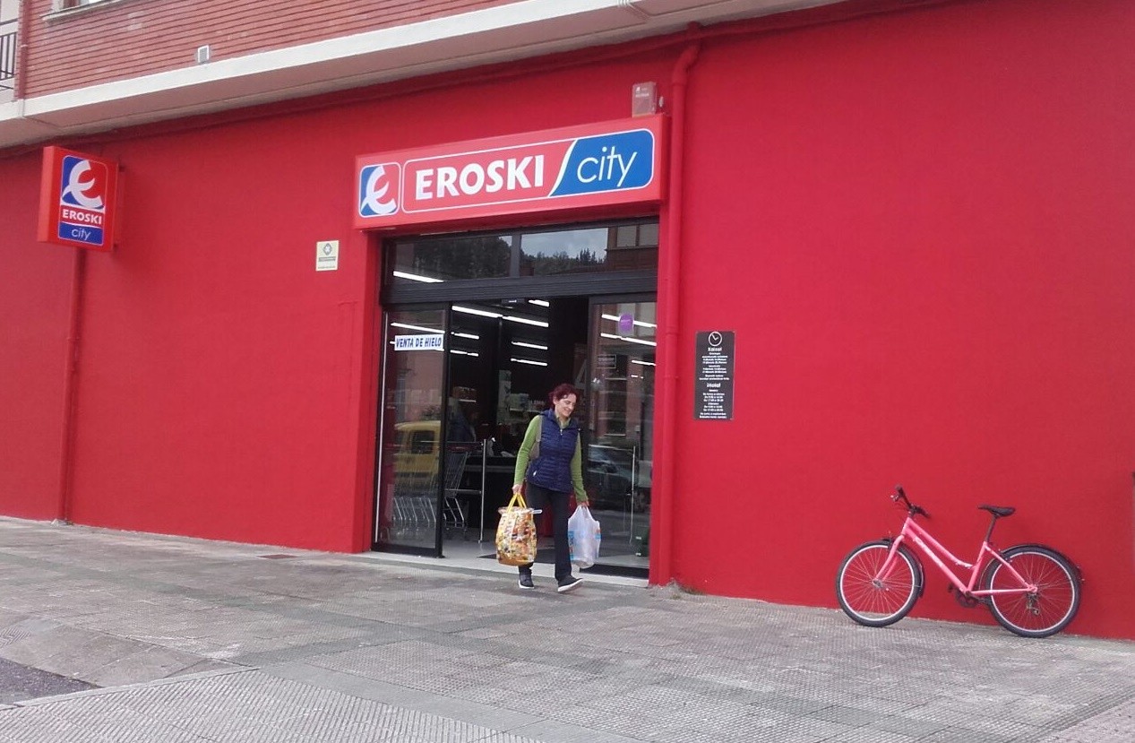 Orozkoko Eroskian eta Gardeako txalet batean lapurtu dute