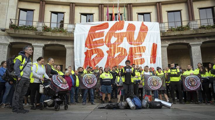 Langileekin biltzea eta Maderas de Llodioko kaleratzeei irtenbide bat ematea exijitu diote Aldundiari, itxialdiaren amaieran