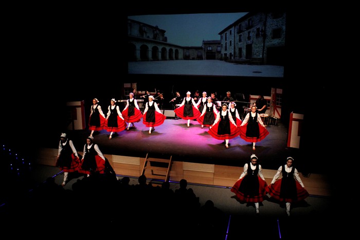 Eskualdeko ehundik gora dantzari eta musikarik koloreztatu zuten Amurrio Antzokiko oholtza - 15