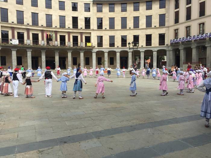 Ehunka dantzari eta ikusle b 3 1524460669831