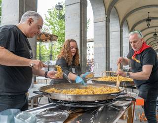 Paella eta rock artean ari dira urduñarrak prestatzen Otxomaioak agurtzeko