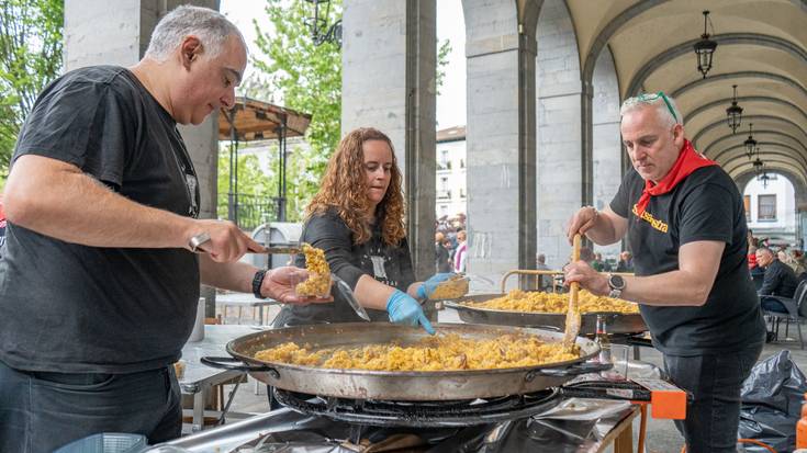 Paella eta rock artean ari dira urduñarrak prestatzen Otxomaioak agurtzeko