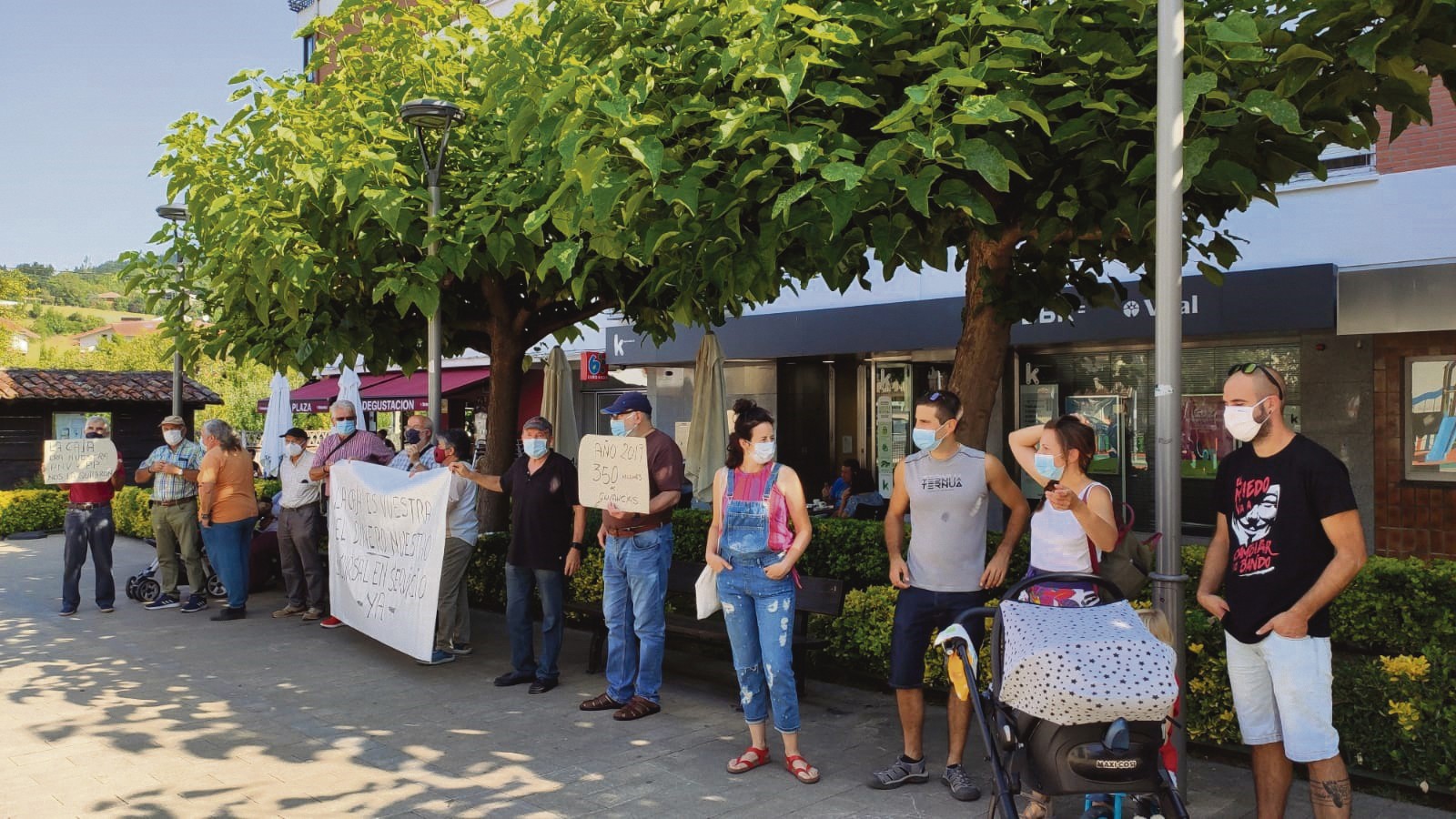 Kutxabankek zerbitzuak murrizten jarraitu du, nahiz eta Artziniegako bulegoa zabalik mantendu