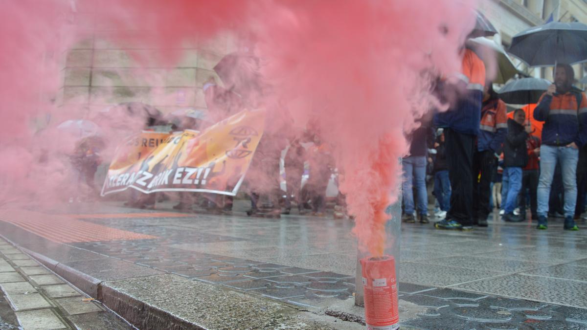 Tubos Reunidoseko langileek Sabin Etxera jo dute gaur, EAJri exijitzeko kaleratzeen kontrako jarrera har dezan