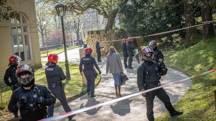 Aiaraldeko Garapen Industrialaren aldeko mahaira eraman dituzte berriro kaleratzeen aurkako aldarriak, presentzia polizial nabarmenarekin