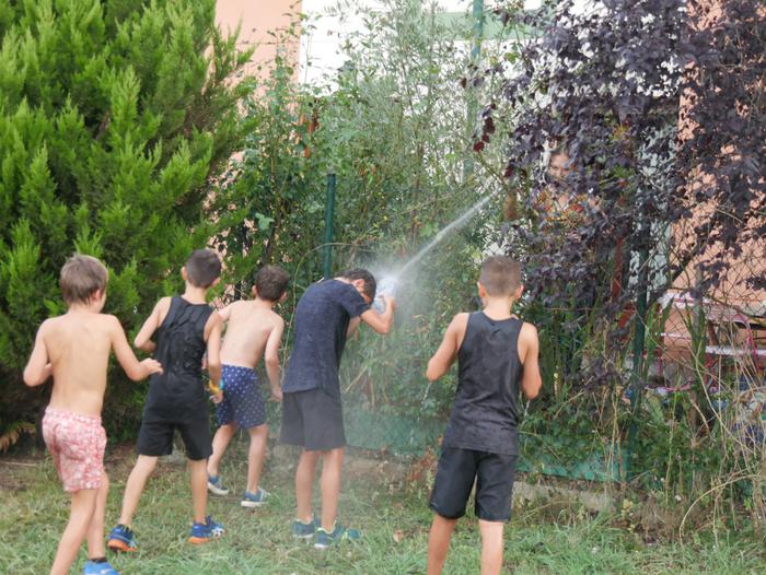 Ura eskatzen zeharkatu dute  3 1536436227098