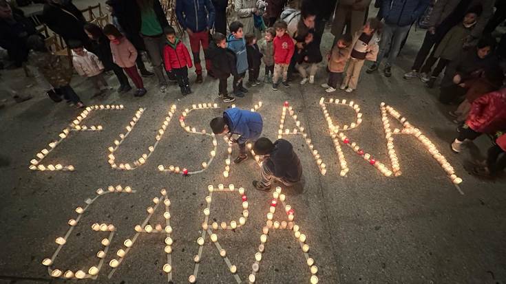 Korrikaren lema kandelen argiekin piztu dute Amurrion