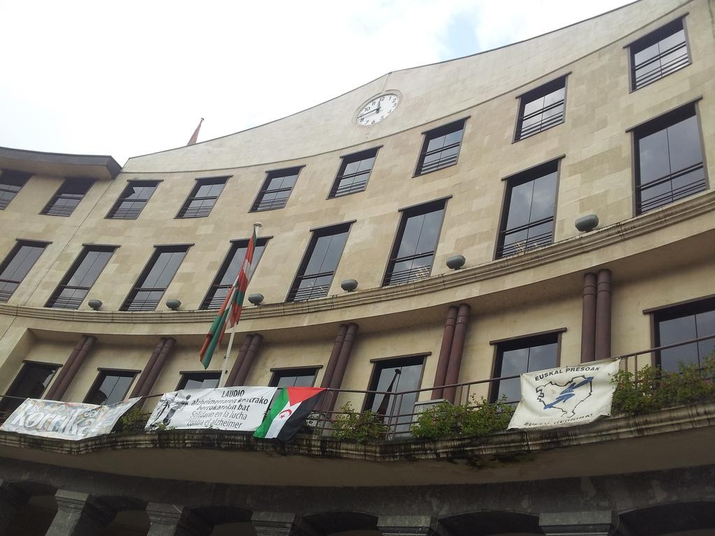 Elkartasuna adierazteko Saharako bandera jarri dute udaletxean