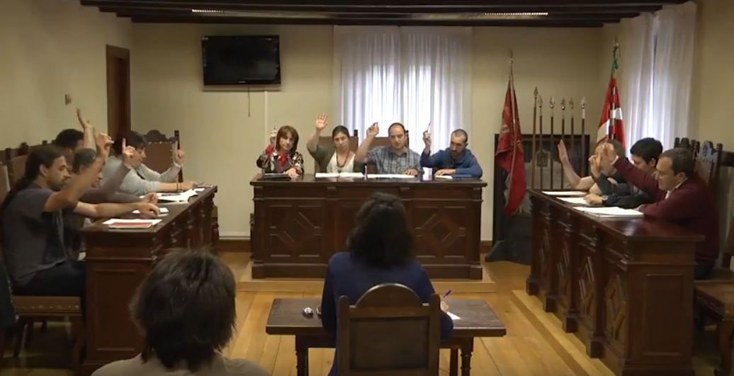 Iritzi ezberdinak nagusi, gizarte larrialdietarako udal etxebizitzen kudeaketa proposamenetan