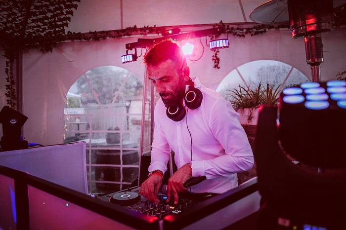 "DJ izateko uneak interpretatzen jakin behar duzu, jendea gozaraziko duen musika hautatzeko eta pertsona baten iPod pertsonala ez bihurtzeko"
