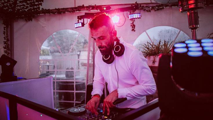 "DJ izateko uneak interpretatzen jakin behar duzu, jendea gozaraziko duen musika hautatzeko eta pertsona baten iPod pertsonala ez bihurtzeko"