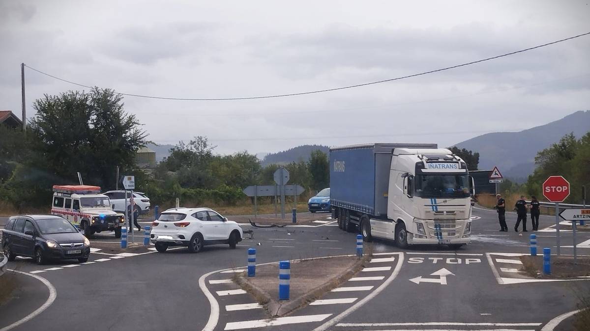 Bi zauritu Izorian kamioi baten eta auto baten arteko talkaren ondorioz