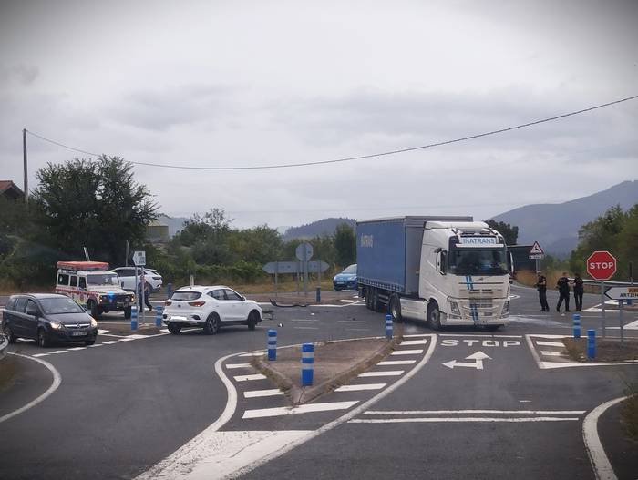 Bi zauritu Izorian kamioi baten eta auto baten arteko talkaren ondorioz