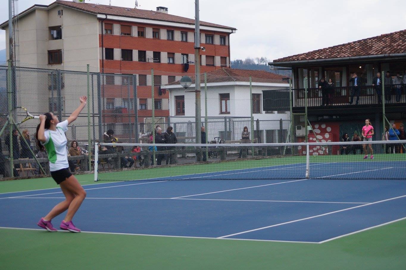 Tenis pistako estaldura jartzeko lan teknikoak abiatuko dituzte berehala