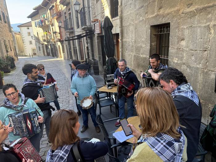 Trikitilari eta panderojole  9 1771781891979