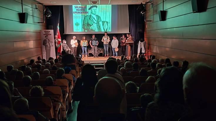 Hainbat bizilagun eta gonbidatu bereziren artean omendu dute Salbador Ugarte Amundarain trikitilaria