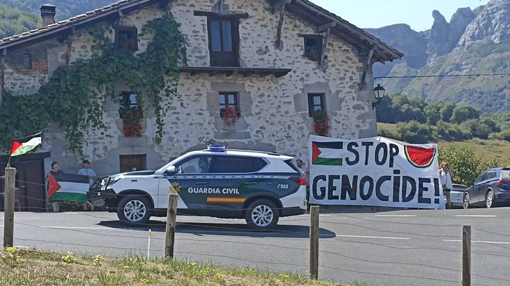 Palestinaren aldeko aldarria errepidera atera dute herritarrek, Burgoseko Itzulia igaro bitartean