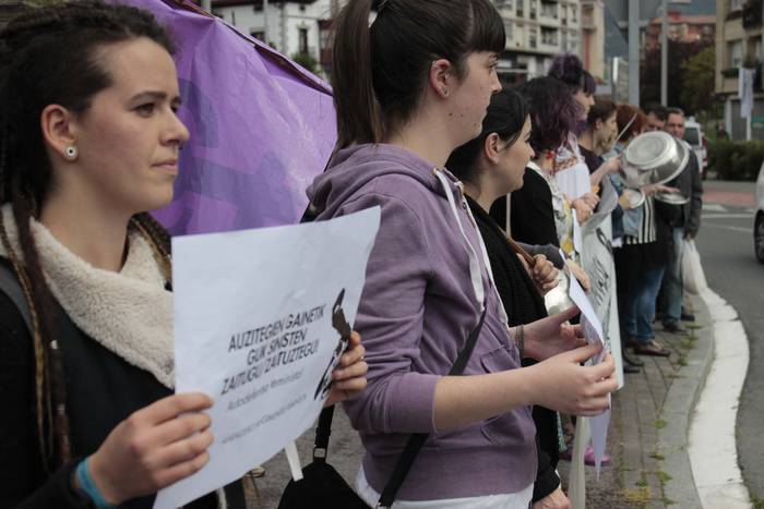 Aiaraldeko mugimendu feministaren epaitegiko protesta