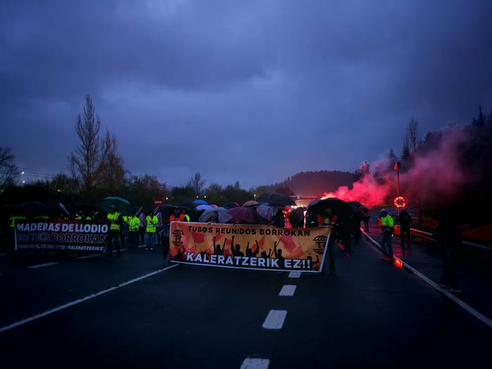 Tubos Reunidos eta Maderas de Llodioko langileek A-625 errepideko trafikoa eten dute