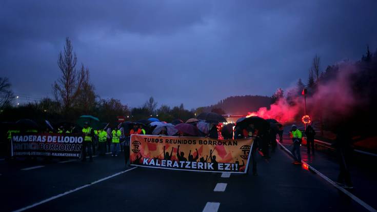 Tubos Reunidos eta Maderas de Llodioko langileek A-625 errepideko trafikoa eten dute