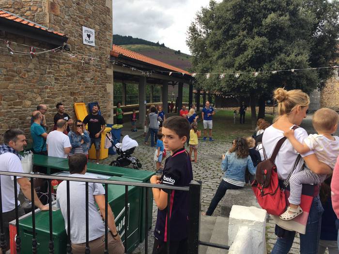 Auzokideez inguratuta piztu  6 1500054490918