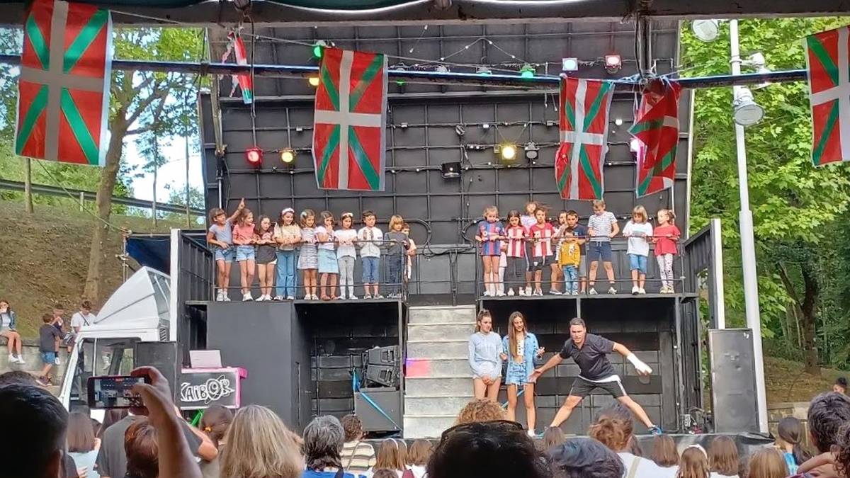 Musika, haurrentzako ekintzak, gastronomia eta motor klasikoen erakusketa egingo dituzte Larrinbeko jaietan