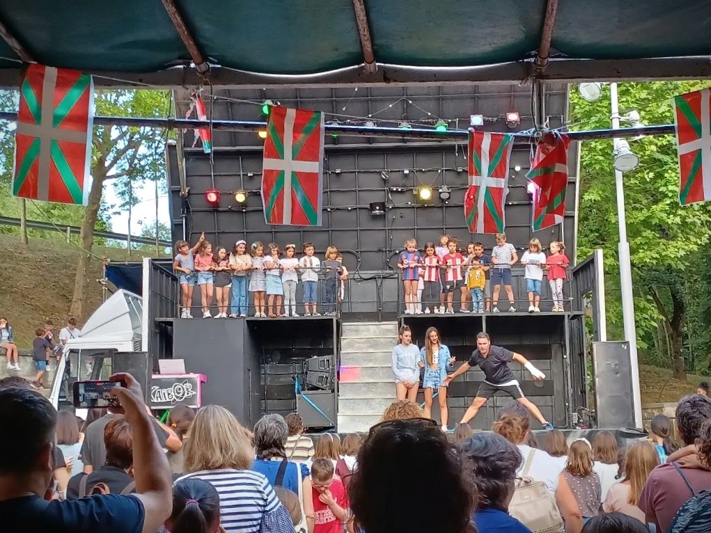 Musika, haurrentzako ekintzak, gastronomia eta motor klasikoen erakusketa egingo dituzte Larrinbeko jaietan
