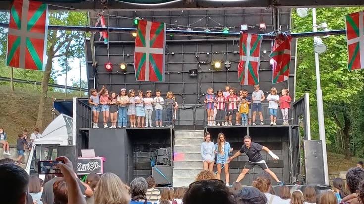 Musika, haurrentzako ekintzak, gastronomia eta motor klasikoen erakusketa egingo dituzte Larrinbeko jaietan