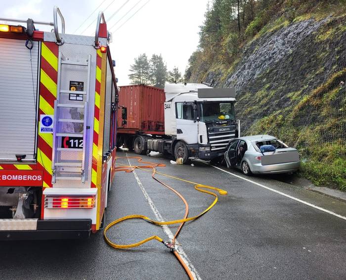 BI-2522 errepidean trafikoa eten dute, auto batek eta kamioi batek izandako istripuaren ondorioz