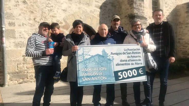 5.000 euro bildu zituzten San Anton Armuru azokako enkantean, eta Arabako Elikagaien Bankura bideratuko dute