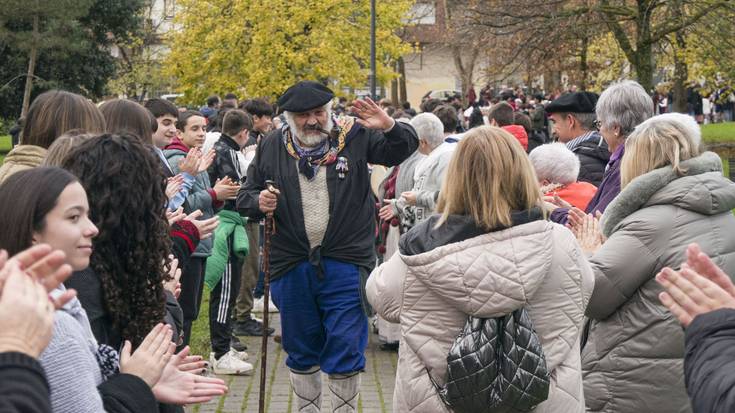 Olentzerori omenaldi jendetsua egin diote Aresketa Ikastolako hezkuntza komunitatetik