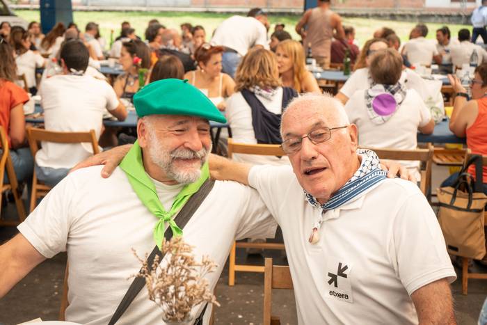 Ehunka lagun bildu dituzte j 39 1757018437154