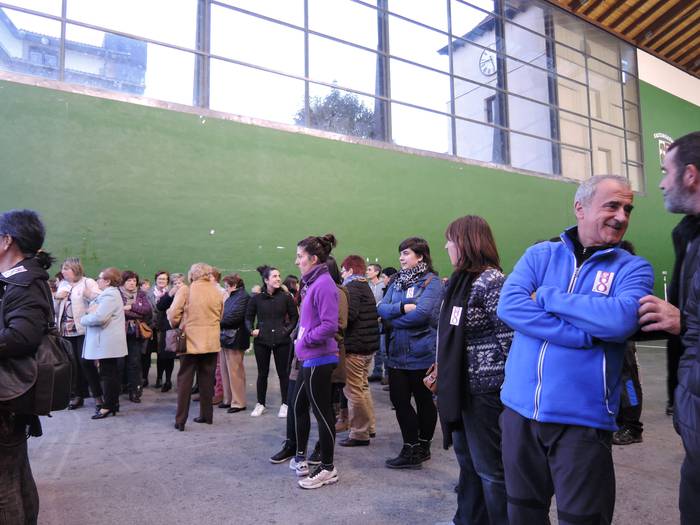 Ehunka lagun bildu dira esku 22 1489046520927