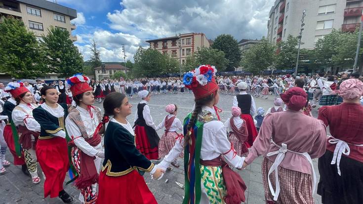 Dantzak, kalejirak, bazkaria eta Azkena Rockeko kontzertuak izango dira Euskal Jaiaren osagai nagusiak