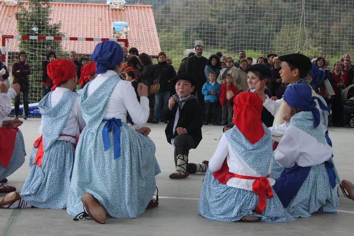 Eguzkilore dantza taldearen emanaldia