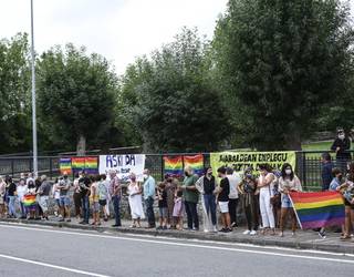 Arespalditzan ere mobilizatu dira osteguneko eraso homofoboaren aurka