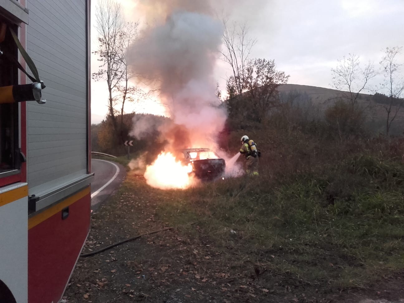 Auto batek su hartu du gaur goizean Garaten