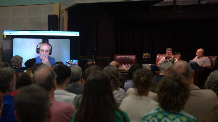 ‘Josu Urrutikoetxea. Belaunaldien arteko katebegia’ liburua aurkeztu zuten ostiralean Faktorian