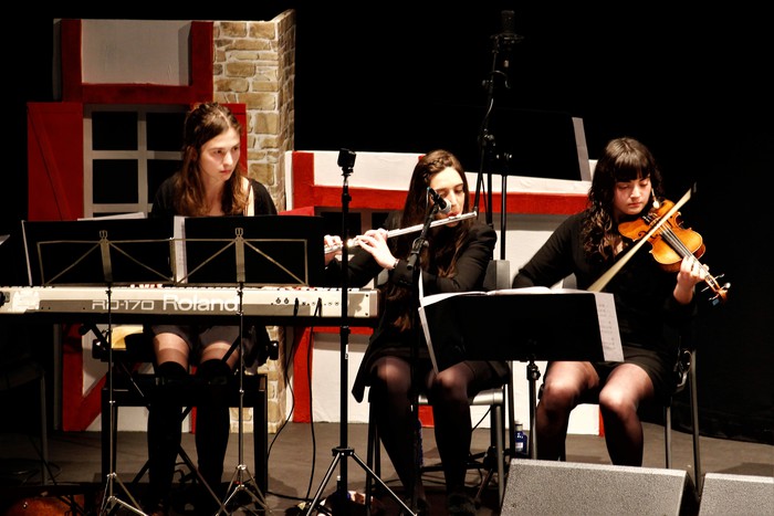 Eskualdeko ehundik gora dantzari eta musikarik koloreztatu zuten Amurrio Antzokiko oholtza - 17