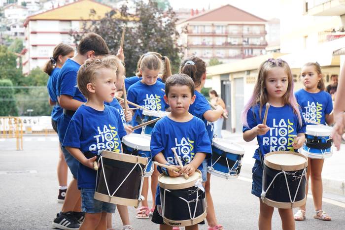 Danbor, buruhandi, dantza et 5 1758311879156