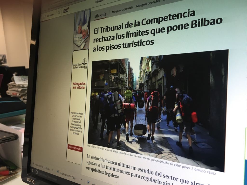 Gazte Akelarrera zihoazen aiaraldear batzuen argazkia baliatu du El Correok pisu turistikoei buruzko albiste batean