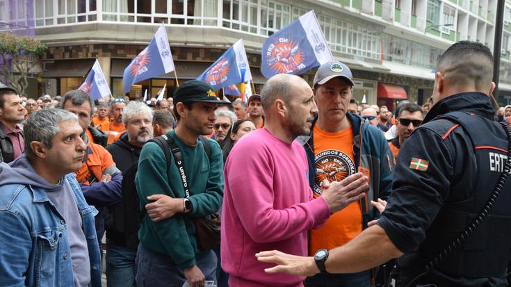 Tubos Reunidoseko bulego nagusietan berretsi dute sindikatuek ez dutela kaleratzerik negoziatuko