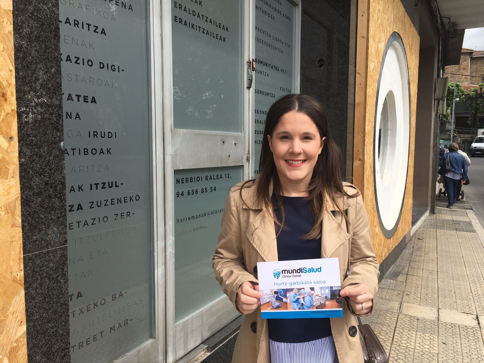 Amaia Beitia orozkoarrak jaso du MundiSalud klinikan hortz garbiketa egiteko bonoa