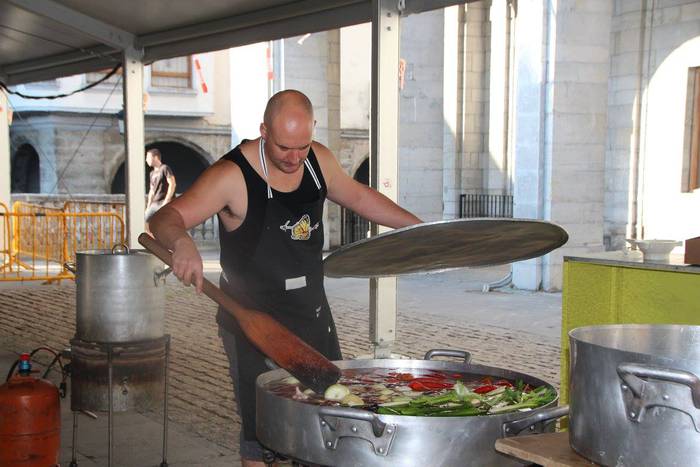 Gazte ugari batu zituen Inde 21 1508073871806