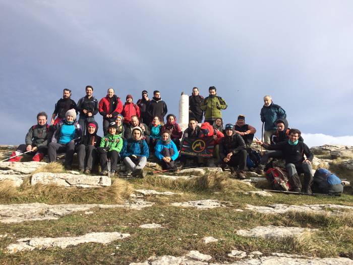 Aldapan gora agurtu dute Men 14 1514875751217