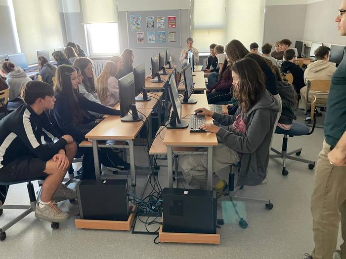 Varsoviako ikastetxean igaro 8 1776804820196